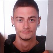 Chico joven imparte clases de cualquier asignatura de primaria o ESO